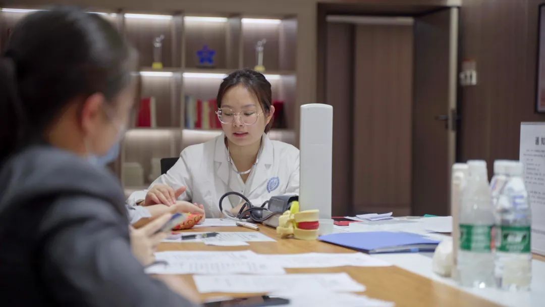 健康義診進(jìn)中庭，跟emo說(shuō)拜拜