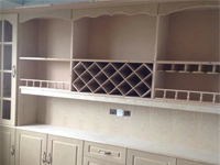 衣柜要定制的比較好還是現(xiàn)場(chǎng)做比較好？