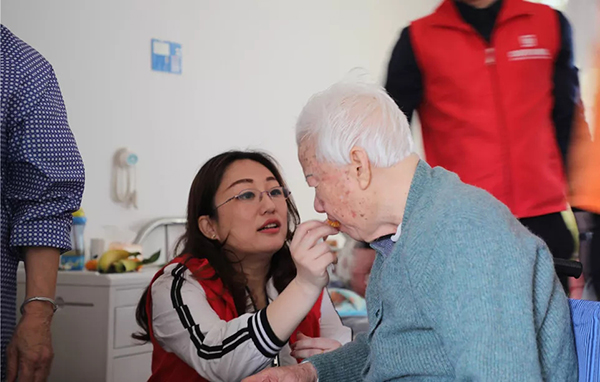 【先鋒引領(lǐng)，凝心聚力】三月學(xué)雷鋒，情暖敬老院