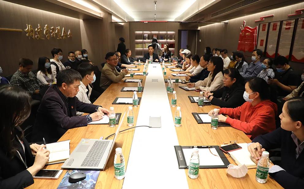 西鄉(xiāng)塘區(qū)兩新組織黨工委帶領(lǐng)轄區(qū)45個兩新組織單位黨務工作者蒞臨集團交流指導